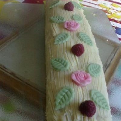 Bûche gourmande pistache, framboise et chocolat blanc