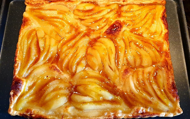 Tarte fine aux poires caramélisées au miel aux épices