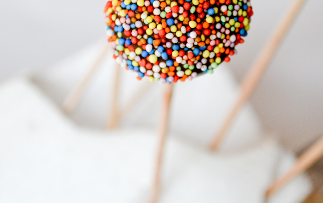 Cake pops chocolat noir multicolors