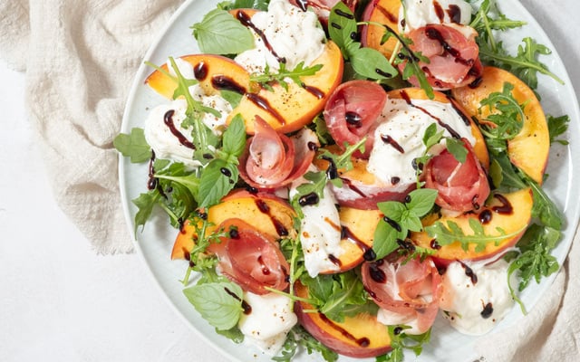 Salade pêches, burrata, jambon cru et roquette