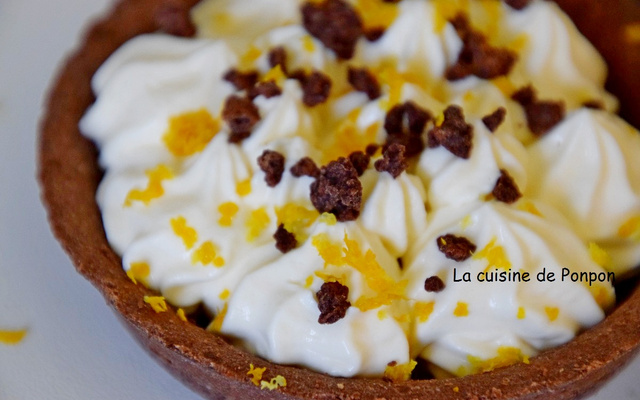 Tartelette garnie de crème citronnée sur confiture de lait
