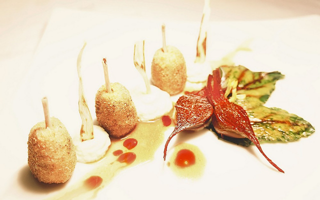 Cromesquis de cailles, jus réduit tomaté, mousseline et chips de panais.