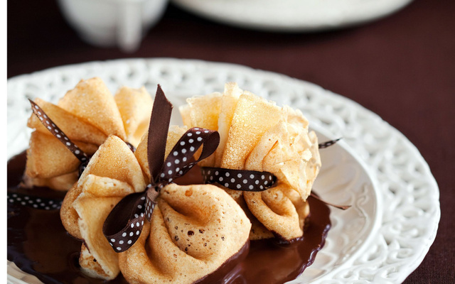 Petites aumônières de crêpes aux poires sauce chocolat