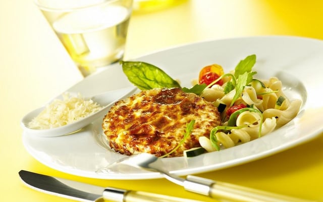 Hachés de poulet gratiné à l'emmental et torsades