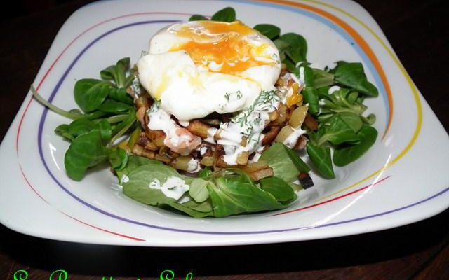 Œuf mollet, saumon fumée sur lit de pommes de terres croustillantes
