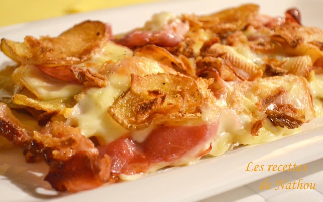 Gratin de pommes de terre rissolées au lard, fromage à raclette et oignons frits