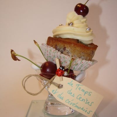 Cupcakes aux éclats de dragées et cerises, ganache ivoire