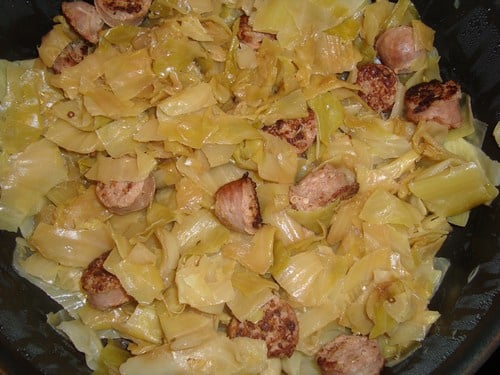 Chou vert braisé aux saucisses de Toulouse