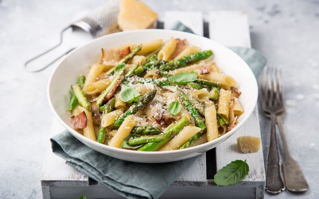 Penne aux asperges, bacon et Parmesan