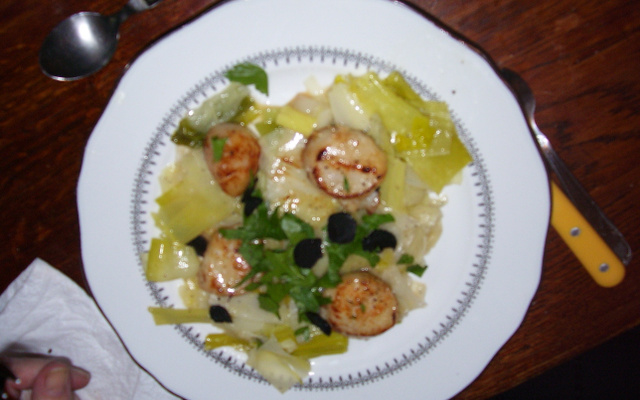 Noix de Saint Jacques de la baie de St Brieuc en Bretagne sur fondue de poire