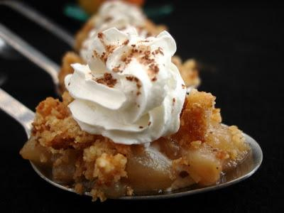 Poires en crumble de noisettes et chantilly au cacao