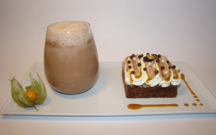 Tartelette gourmande aux deux chocolats, noisette, poire et fève tonka "façon italienne", accompagnée d'un chocolat chaud mousseux au caramel fleur de sel cacao