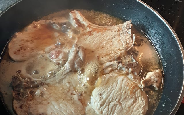 La côte de porc tendre et savoureuse
