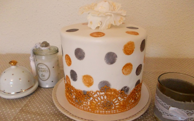 Layer cake or argent pomme cannelle caramel au beurre salé