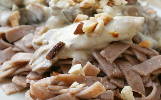 Tagliatelles à la farine de châtaignes, sauce aux pleurotes et éclats de noisettes torréfiées