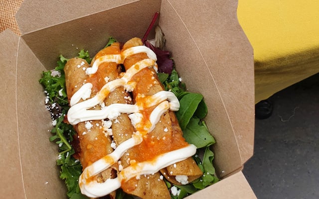 Tacos dorados au poulet par Lydia Gonzalez et William