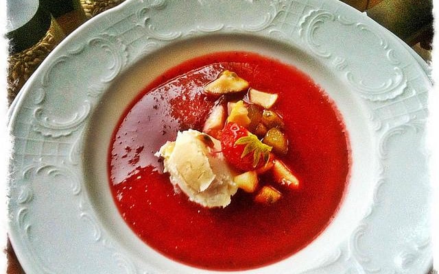 Soupe de fraises et son mascarpone à la rhubarbe