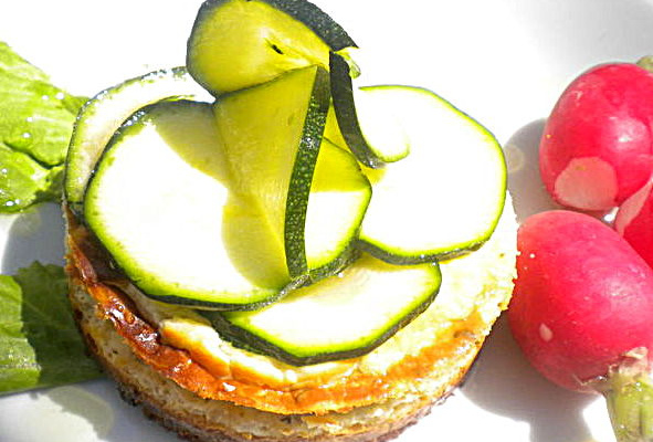 Tartines - cheesecakes aux Carrés frais, feta et courgette