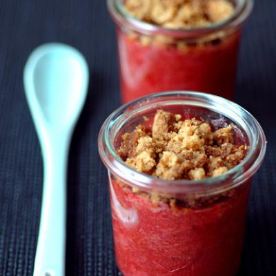 Crumble pommes, fraises, rhubarbe aux speculoos