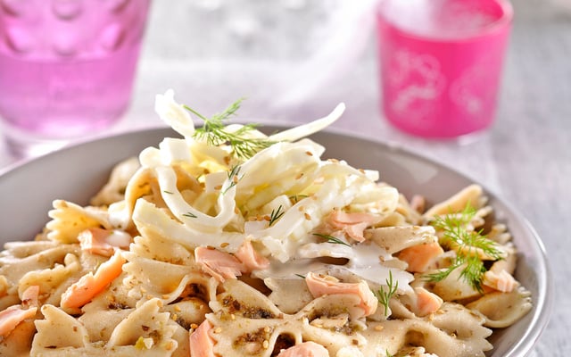 Farfalles amarante à la truite,aux algues et crème de fenouil à l'aneth