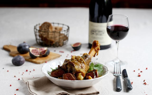 Confit de souris d'agneau aux figues et aux amandes