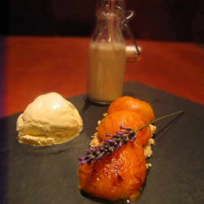 Abricots rôtis sur un lit de shortbread, glace à la lavande et lait d'amande