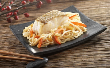 Dos de cabillaud poêlé, ramen crevettes sautées aux légumes et sauce citron confit et gingembre