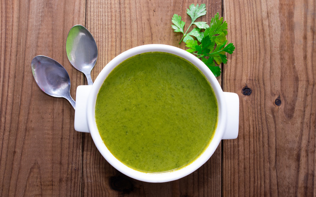Bouillon de légumes avec fanes de radis