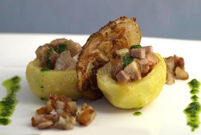 Pommes de terre épicées farcies à la tête de veau et jus de persil