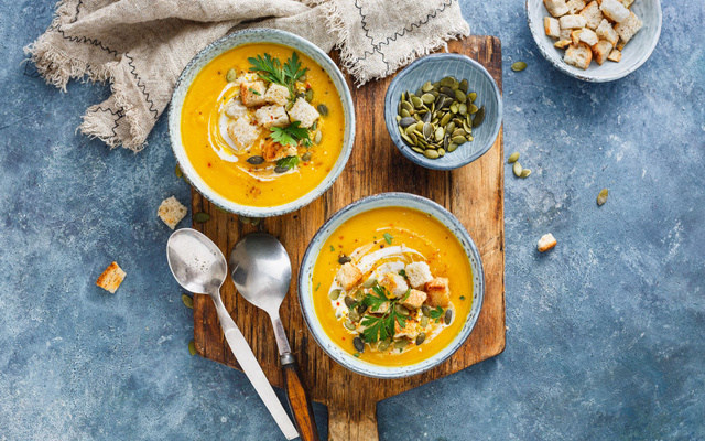 Velouté de carottes aux lentilles corail, cumin et lait de coco