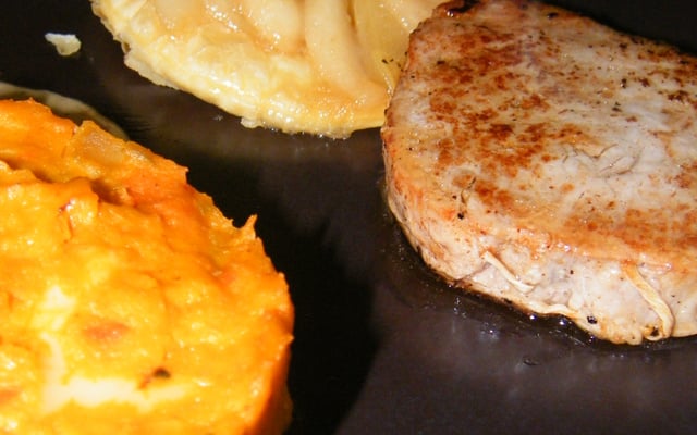 Noisettes de chevreuil, tarte tatin de poire et purée de potimarron façon tartiflette