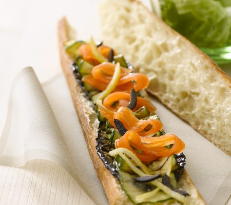 Tartine de saumon fumé aux légumes marinés / grillés, olives et citron confit