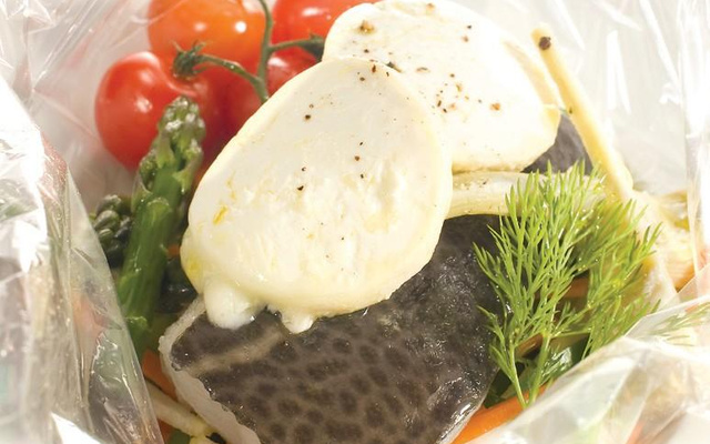 Papillote de cabillaud maison , Chavignol fondant et julienne de légumes