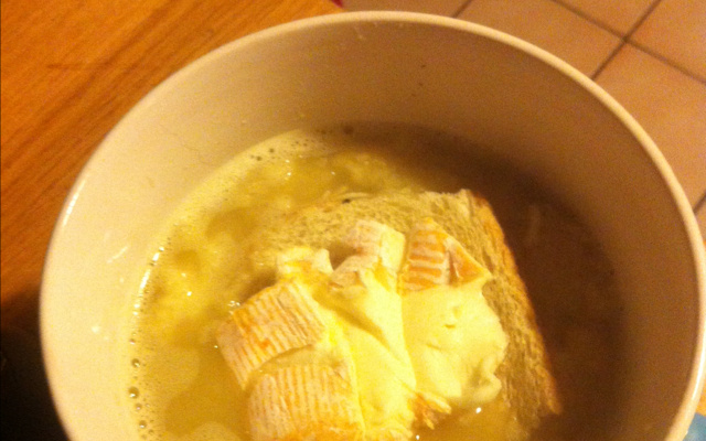 Soupe à l'oignon au Saint Albray et ses tartines