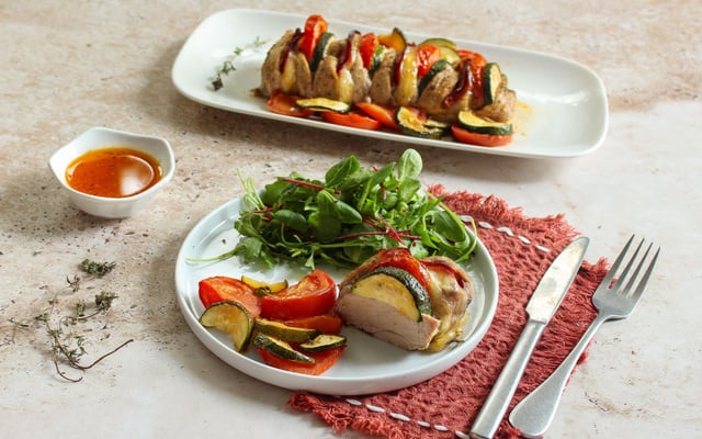 Filet mignon de porc façon hasselback aux légumes du soleil, chorizo et mozzarella