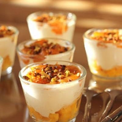 Tiramisu aux kakis, à la mangue et ses éclats de pistaches torréfiées