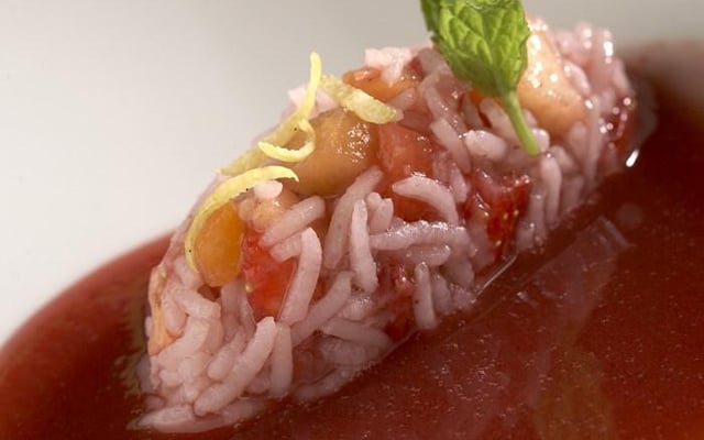 Quenelle de riz avec Mon dessert de fraises Andros, infusion aux dattes et gingembre