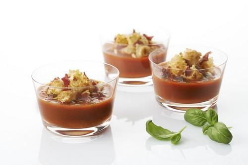 Gaspacho poivrons confits-tomates, ravioles à poêler au chèvre et crispy de coppa