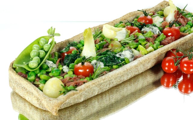 Tarte rustique aux légumes printaniers et au roquefort