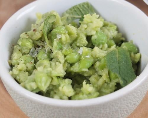 Ecrasé de fèves et petits pois à la moutarde et à la menthe