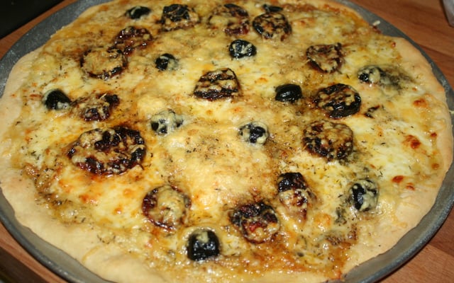 Pizza tomate séchée, mozzarelle, gruyère