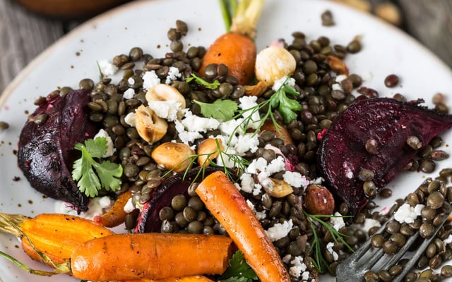 Salade de lentilles aux carottes et betterave rôties, féta et noisettes