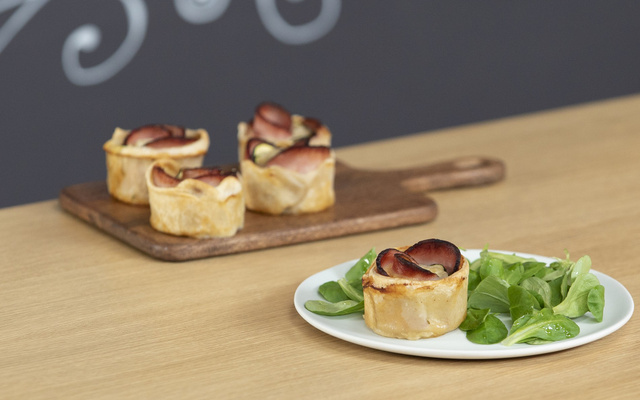 Duo de roses feuilletées au rôti de porc Madrange au fromage et aux courgettes