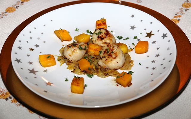 Noix de St-Jacques à la mangue sur lit de chiffonnade d'endives confites