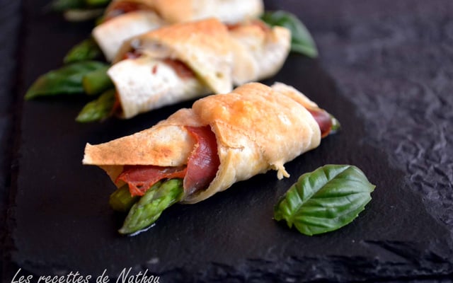 Croissants de tortilla aux asperges, jambon cru et pesto