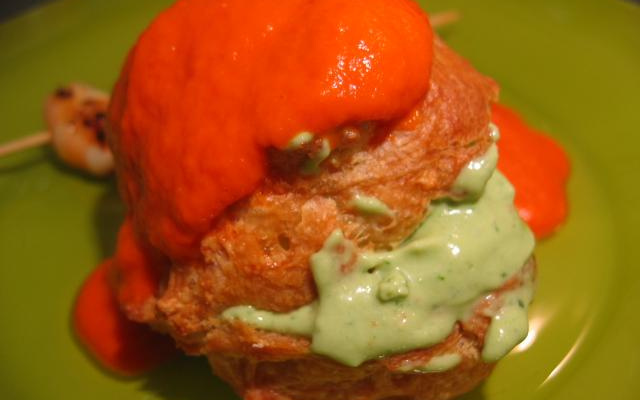 Profiteroles à l'avocat, coulis de poivrons