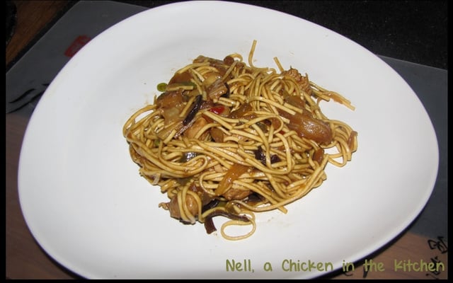 Nouilles asiatiques sautées au poulet caramélisé et légumes chinois