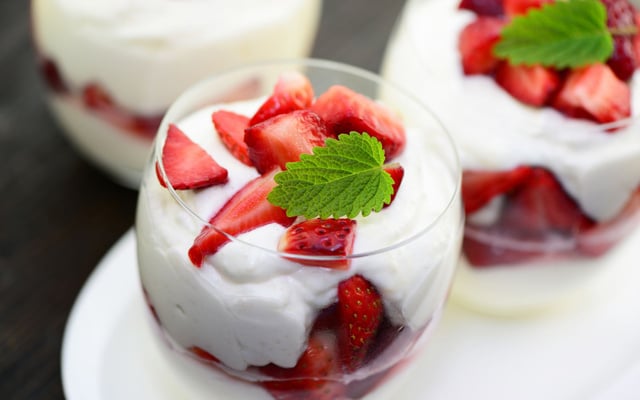 Coupe de fraises et yaourt.