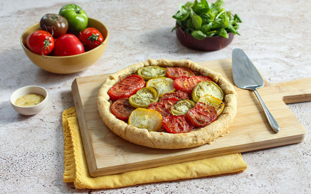 Tarte aux tomates anciennes revisitée à la compotée d’oignons