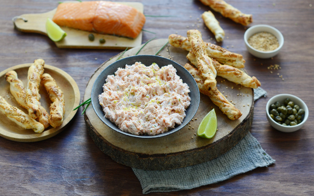 Rillettes de saumon au mascarpone, câpres et citron vert et feuilletés aux herbes